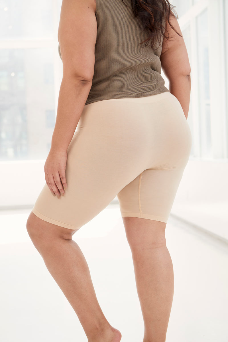 Veronica is wearing The Cotton in size XL/2XL