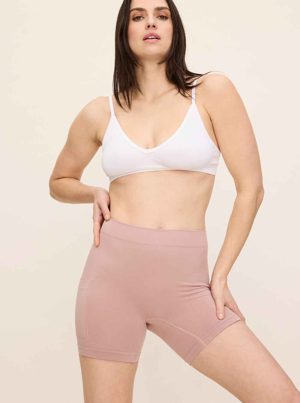 Nicole is wearing The Cargo in size XS/S